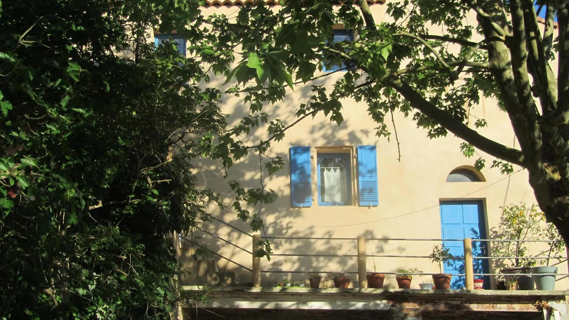 La Colline Bleue Bed & Breakfast Banne